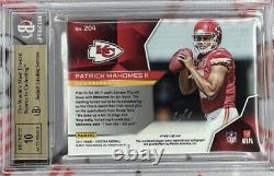 2017 Patrick Mahomes II Rookie Patch Auto Gold Vinyl NFL Shield 1 /1