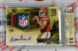 2017 Patrick Mahomes II Rookie Patch Auto Gold Vinyl Bouclier NFL 1 /1