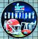 Décoration Murale Ronde à Led Evergreen Tsa Pour Les Kansas City Chiefs De La Nfl Lors Du Super Bowl Lvii.