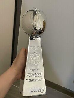 Hauteur du trophée Vince Lombardi du Super Bowl LIV des Kansas City Chiefs de 2020 : 34 cm