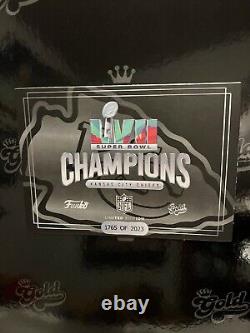 Les champions du Super Bowl LVII des Kansas City Chiefs FUNKO Fanatics en or de 12 pouces EN MAIN